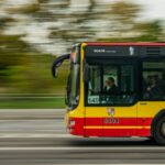 Een blije buschauffeur in uniform die zijn opleiding volgt, klaar voor de weg.