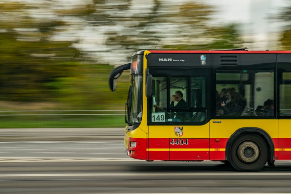 Een blije buschauffeur in uniform die zijn opleiding volgt, klaar voor de weg.