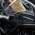 Zachte autowashandschoenen voor het veilig reinigen van vrachtwagens zonder krassen.