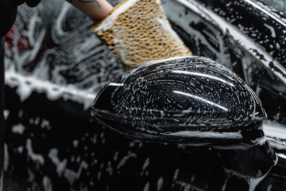 Zachte autowashandschoenen voor het veilig reinigen van vrachtwagens zonder krassen.