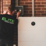 Een technicus onderzoekt een defecte thuisbatterij in een moderne energieopslagoplossing.